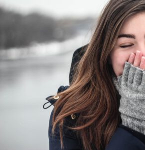 Frau Winter Kalt Niest Handschuhe Linke Gesichtshälfte sichtbar